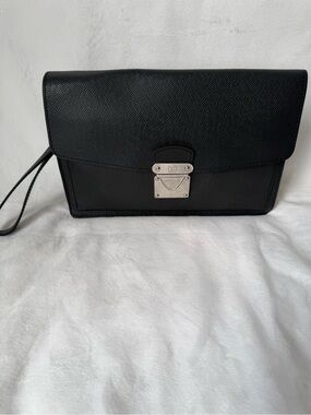 Louis Vuitton Taiga Leather Unisex Wristlet